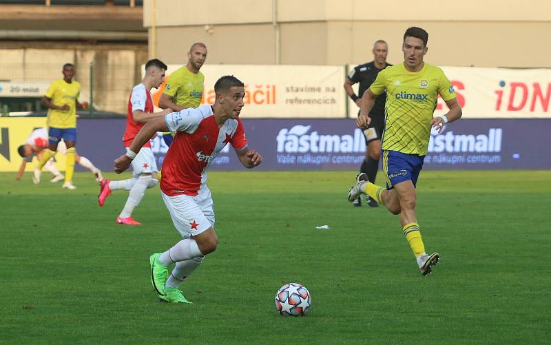 Fotbalisté Zlína (žluté dresy) vstoupili do nové ligové sezony domácím zápasem s pražskou Slavií.