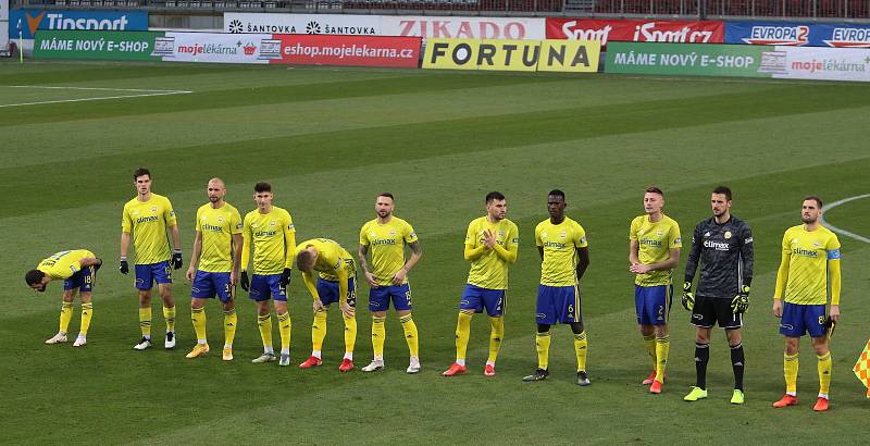 Fotbalisté Zlína (žluté dresy) zakončili dlouhou podzimní část nedělním zápasem v Olomouci.