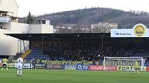 Fotbalisté Zlína (žluté dresy) ve 22. kole první ligy porazili Slovácko 1:0. Regionální derby rozhodl v 82. minutě obránce Martin Cedidla.