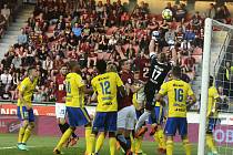 Fotbalisté Zlína (ve žlutých dresech) prohráli v páteční předehrávce 27. kola HET ligy s pražskou Spartou 1:2.