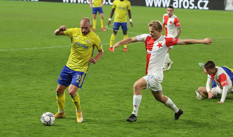 Fotbalisté Zlína (žluté dresy) prohráli v osmifinále MOL Cupu s pražskou Slavií 1:3 a v celostátním poháru skončili.