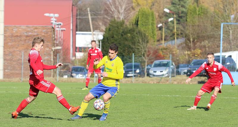 Fotbalisté Zlína B (žluté dresy) v 15. kole MSFL remizovali na Vršavě s Uničovem 1:1. Foto: Jan Zahnaš