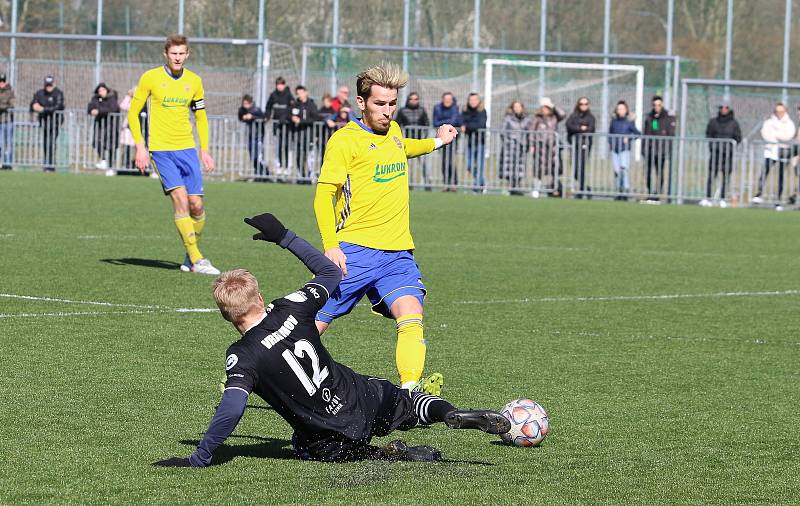 Fotbalisté Zlína B (žluté dresy) se v 19. kole MSFL utkali doma na Vršavě s Vratimovem.