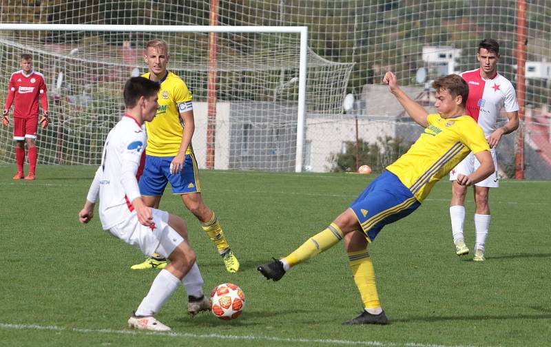 Fotbalisté Zlína B (ve žlutých dresech) prohráli v 9. kole MSFL s Hanáckou Slavií Kroměříž 1:2.