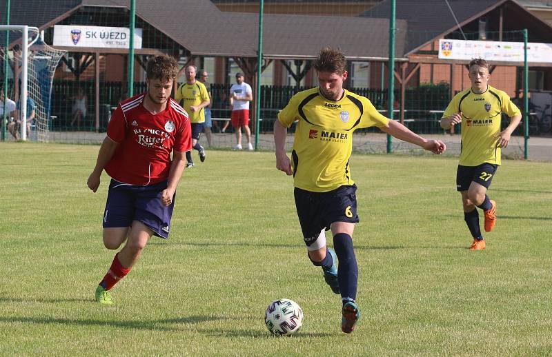 Fotbalisté Újezdu (ve žlutých dresech) v nedělním přípravném zápase podlehli Valašským Kloboukům 2:6