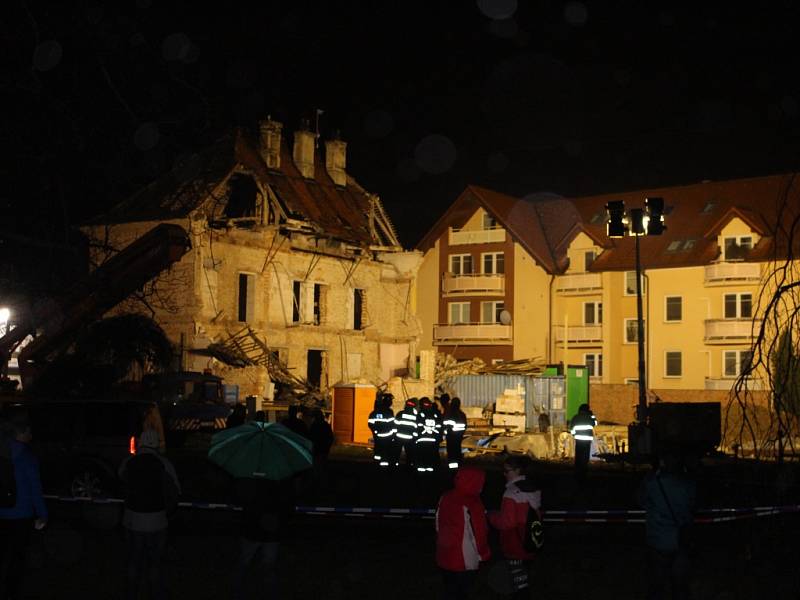 Strhávání střechy budovy na Sokolské ulici ve Zlíně. 