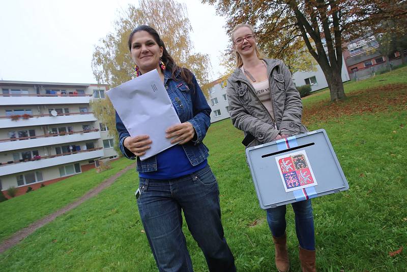 Volby 2017   volební okrsek 31Podzimní výzdoba dýněmi