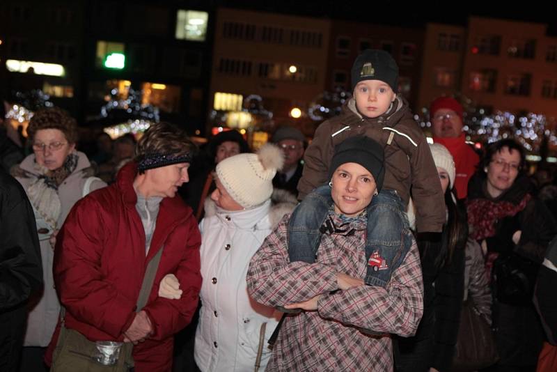 Česko zpívá koledy 2013 na náměstí Míru ve Zlíně.