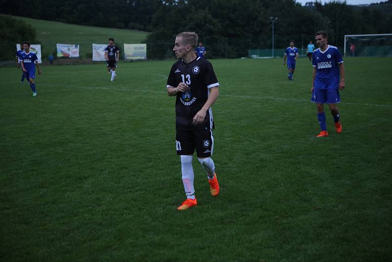 Fotbalisté Březnice (černé dresy) slaví historický postup do semifinále Poháru KFS.