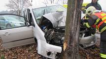 Dopravní nehoda osobního automobilu ve Zlíně. Jednu osobu bylo nutné vyprostit.