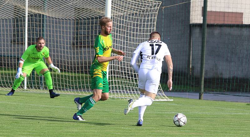 Fotbalisté Napajedel (v zeleném) v úvodním kole krajského přeboru doma porazili Kvasice 2:0.