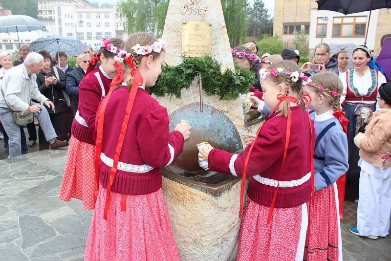 Žehnání pramenům. „Jde o děkovnou modlitbu, že v tomto kraji, našem městě i farnosti jsou léčivé prameny,“ vysvětlil farář Hubert Wojcik.