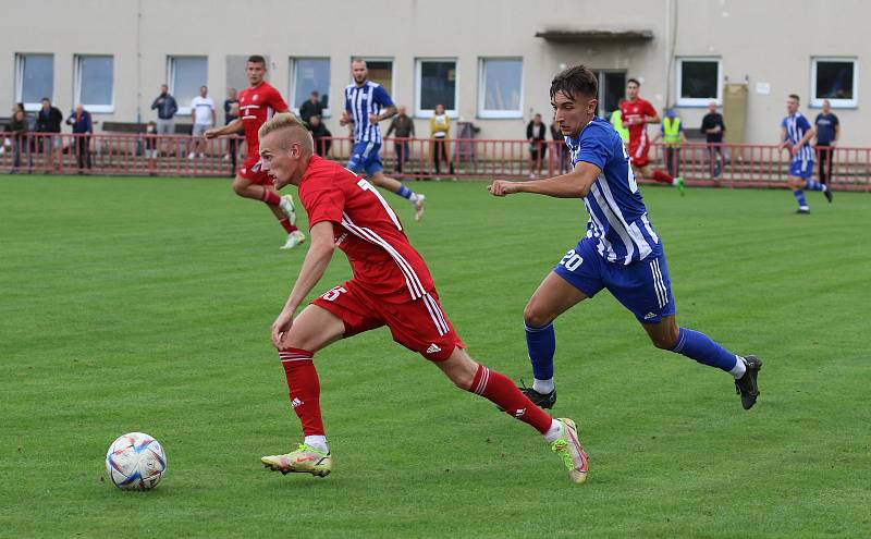 Fotbalisté Kvítkovic (modro-bílé dresy) v Mol Cupu prohráli s Třincem 1:5.