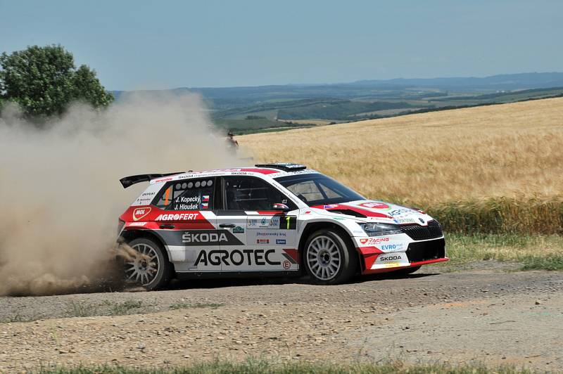 Vítězem 17. ročníku Agrotec Petronas Syntium Rally Hustopeče se stal Jan Kopecký (Škoda Fabia Rally2 evo), který o necelých sedm vteřin porazil Václava Pecha (Ford Focus WRC).