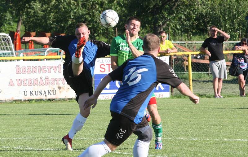 Fotbalisté  Ostrožské Nové Vsi (v modrých dresech) prohráli  v prvním kole Poháru Zlínského KFS s Dolním Němčí 1:2.