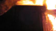 Plameny pohltily chatu ve Velké Lhotě, škoda se blíží milionu