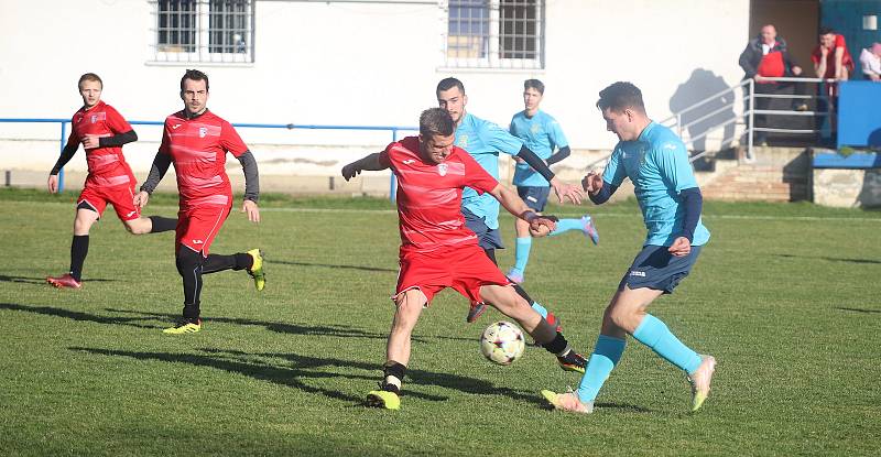 Fotbalisté Hvozdné (modré dresy) v přípravném zápase porazili Lužkovice.