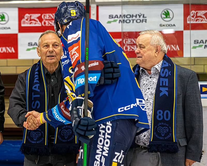 Stanislav Přikryl a Horst Valášek během slavnostního ceremoniálu na Zimním stadionu Luďka Čajky.