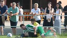 Fotbalisté Újezdu (ve žlutých dresech) zdolali Vysoké Pole 4:2 a před letní pauzou zůstali v čele Ligy4.