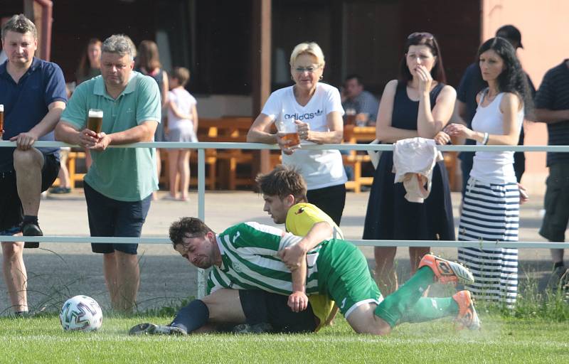 Fotbalisté Újezdu (ve žlutých dresech) zdolali Vysoké Pole 4:2 a před letní pauzou zůstali v čele Ligy4.