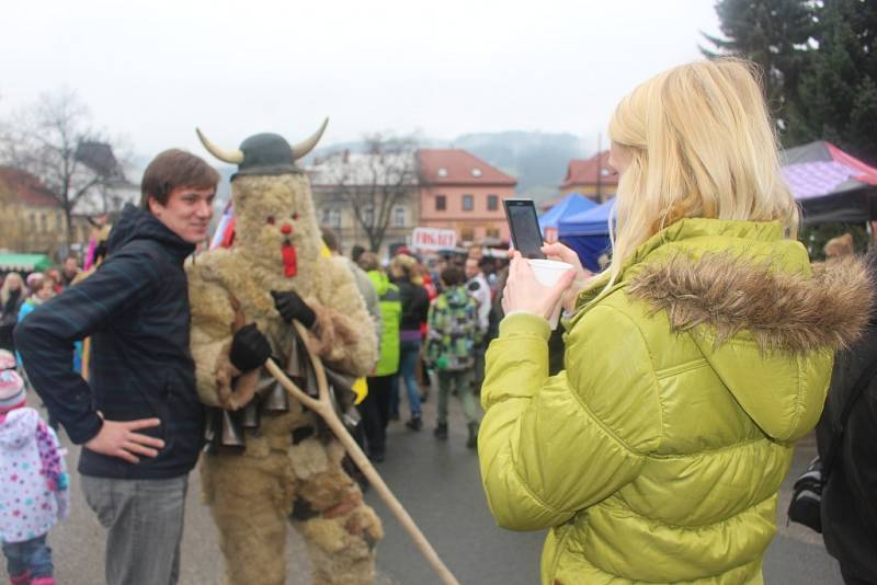 Vůně, chutě, zpěv, ale i strach, pláč a dětský nářek. Všechno možné nabízí valašskokloboucky jarmek.