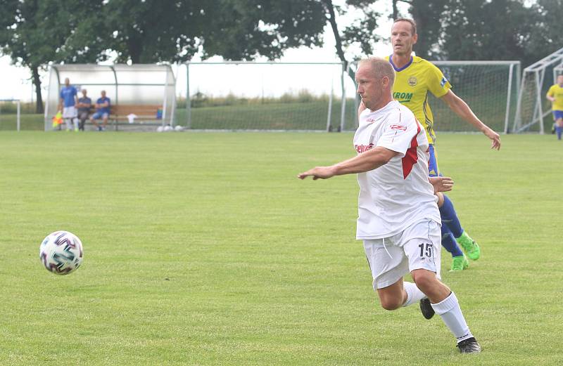 Fotbalisté Luhačovic (ve žlutých dresech) zvítězili na hřišti Sokola Veselá 4:3.