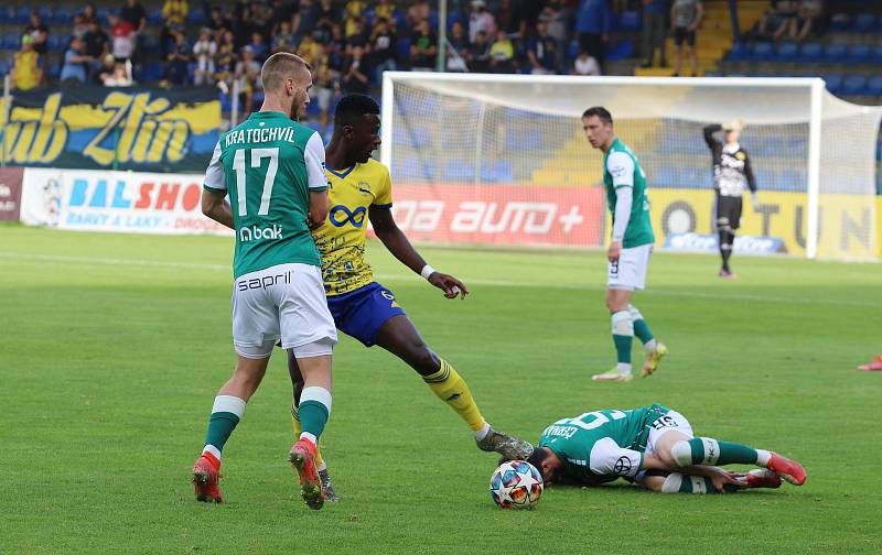 Fotbalisté Zlína (žluté dresy) zakončili letošní sezonu domácí remízou s Jabloncem 1:1.