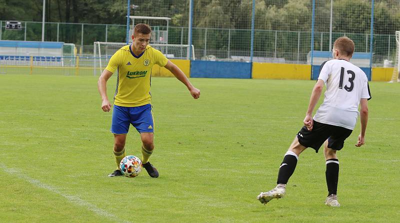 Fotbalisté Zlína B (žluté dresy) v 6. kole MSFL zdolali na Vršavě Frýdlant nad Ostravicí 1:0.