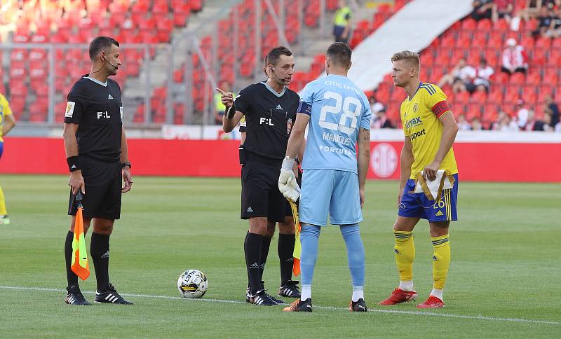 Fotbalisté Zlína (žluté dresy) prohráli ve 2. kole FORTUNA:LIGY na hřišti pražské Slavie 1:4.