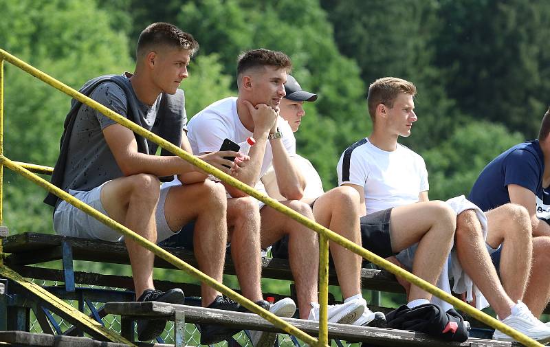 Fotbalisté Zlína B (bílé dresy) v sobotním přípravném zápase na Vršavě remizovali s juniorkou Zbrojovky Brno 2:2.