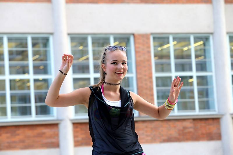 Venkovní lekce zumby Marie Vaňečkové na platformě 14-15 budovy v areálu Svitu ve Zlíně.