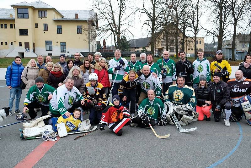 V Malenovicích se každým rokem na Silvestra koná tradiční hokejbalová exhibice.