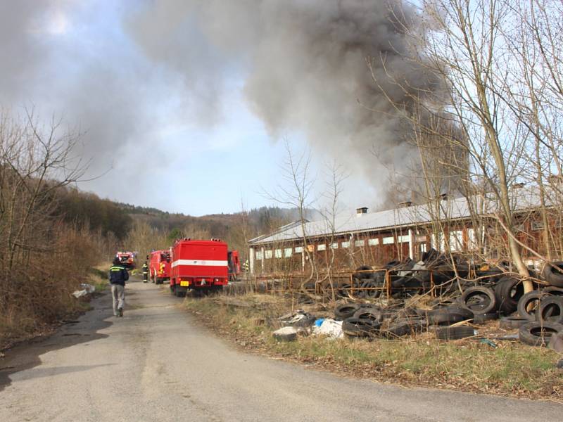 Ve Všemině hořely uskladněné plasty a pneumatiky