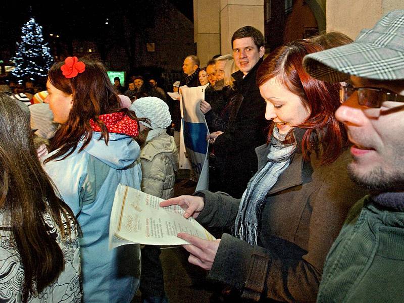 Zlíňané zpívali koledy 14. prosince na náměstí Míru v rámci celonárodní akce Deníku Česko zpívá koledy