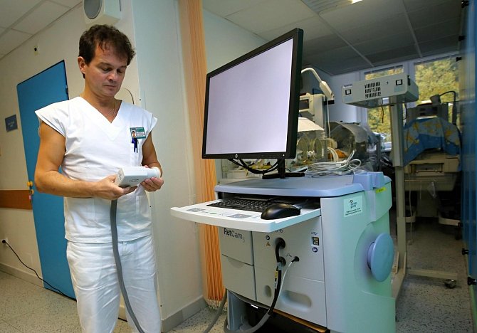 Primář Jozef Macko u sítnicové kamery v krajská nemocnici T. Baťi ve Zlíně.