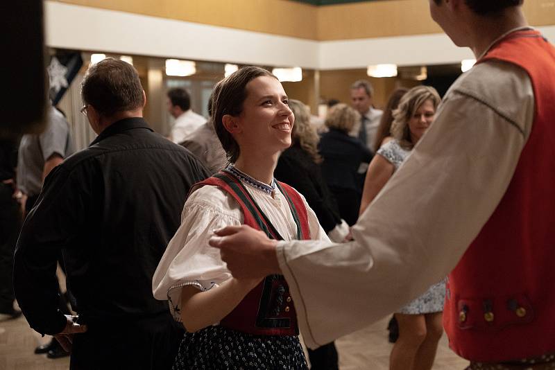 S Besedou u cimbálu je neodmyslitelně spjato jméno Karla Pavlištíka. Hosty těchto legendárních besed bývají osobnosti velikosti cestovatelů Miroslava Zikmunda a Jiřího Hanzelky, herečky Jiřiny Jiráskové, spisovatelů Ludvíka Vaculíka, Josefa Holcmana, přij