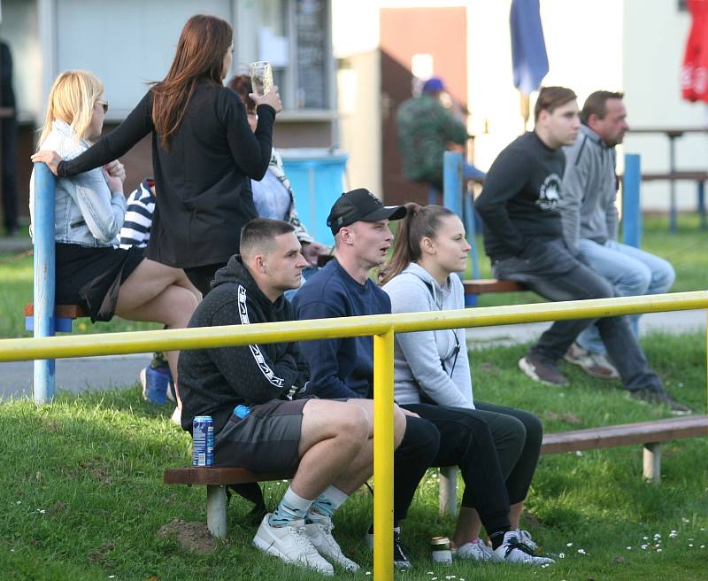 Fotbalisté Kvasic (v červeném) v 10. kole krajského přeboru naplno potvrdili roli favorita a před svými fanoušky jasně 4:0 porazili Nedašov.