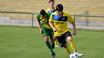 Fotbalisté Napajedel (v zeleném) v sobotu v rámci 20. kola krajského přeboru doma remizovali s Velkými Karlovicemi 1:1.