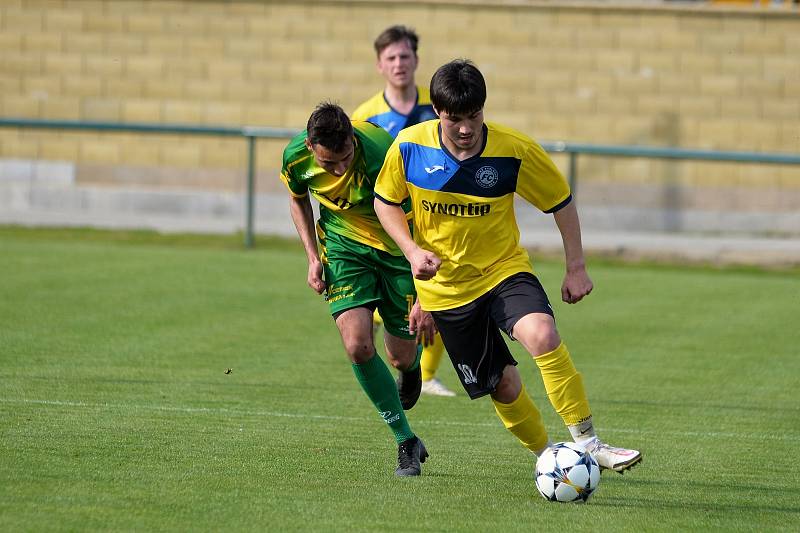 Fotbalisté Napajedel (v zeleném) v sobotu v rámci 20. kola krajského přeboru doma remizovali s Velkými Karlovicemi 1:1.