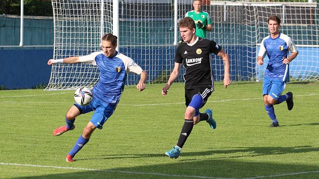 Fotbalisté Luhačovic (v černém) v rámci 23. kola krajského přebor nečekaně zvítězili ve Slušovicích 1:0.