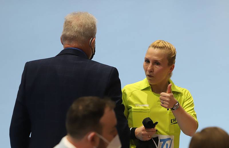 České házenkářky (v červeném) v úvodním duelu kvalifikace o postup na MS v sobotu v Zubří remizovaly se Švýcarskem 27:27. Odveta se hraje v úterý od 20.15 hodin v Gümligenu.