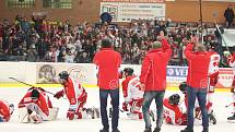 Extraligoví hokejisté Olomouce ovládli předkolo play-off, když sérii na tři vítězství ukončili v sobotu ve Zlíně po výhře 3:2. Na snímku vítězné emoce kohoutů.