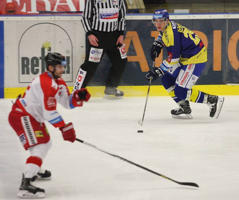 Čtvrtý zápas předkola: Berani Zlín (v modrém) proti HC Olomouc
