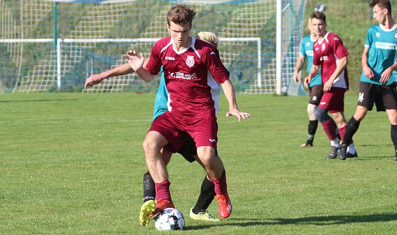 Fotbalisté Březnice doma porazili Louky (červené dresy) 2:0.