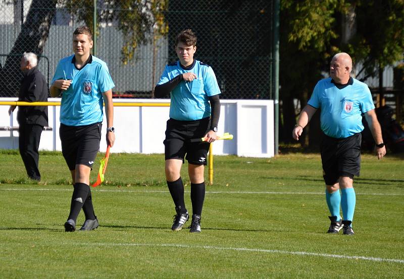 Fotbalisté Tečovic (žluté dresy) doma překvapivě přehráli Mladcovou.