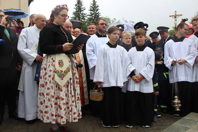 Žehnání pramenům. „Jde o děkovnou modlitbu, že v tomto kraji, našem městě i farnosti jsou léčivé prameny,“ vysvětlil farář Hubert Wojcik.