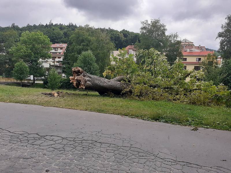 Přírodní živel poničil ve čtvrtek 24. června v Luhačovicích budovy, komunikace i zeleň.