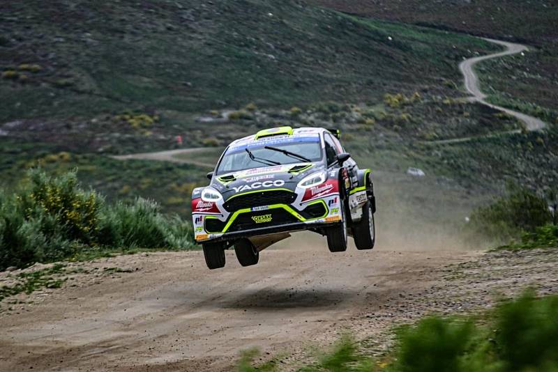 Posádka Erik Cais se spolujezdcem Petrem Těšínským dojela na Portugalské rally i přes havárii na konečném 42. místě.