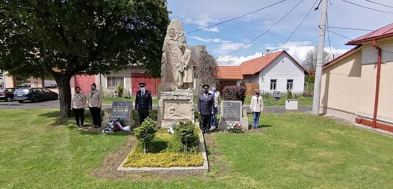 Slavičín oslavil 75 let svobody u hrobů rumunských vojáků.