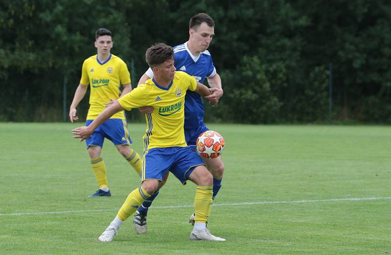 Fotbalisté Slavičína (v modrých dresech) na úvod přípravy zvítězili na Vršavě se Zlínem B 2:1